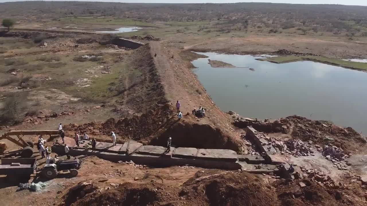 Johad_en_construction_pres_de_karoli - Extrait 2