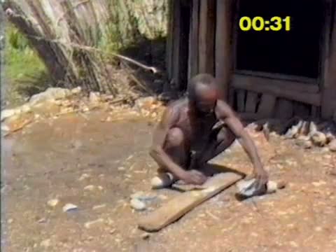 Langda 2 - L'herminette de pierre polie en Nouvelle-Guinée - Les accidents de taille