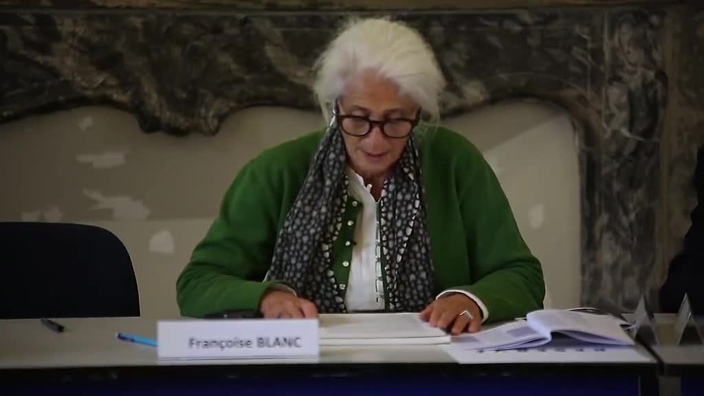 Françoise Blanc lit le résumé de la conférence "La réception de l’oeuvre de Marcel Breuer à Bayonne" de Bruno Fayolle Lussac,  historien de l’architecture
