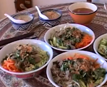 A propos de la gastronomie vietnamienne. Deux spécialités : "Bò bún" et "Chè chuối" / Vài nét về ẩm thực Việt Nam, thông qua 2 đặc sản : "Bò bún" và "Chè chuối"