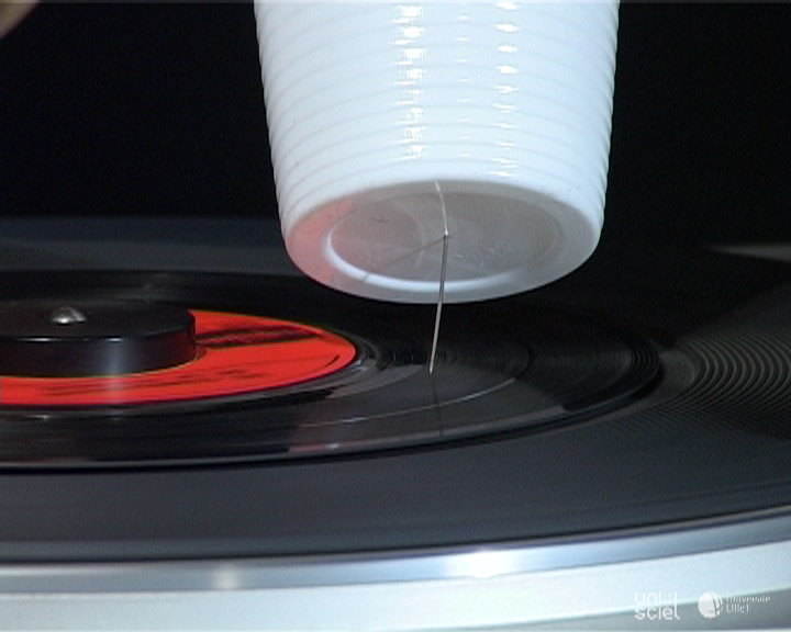 Ecouter un disque avec un gobelet en plastique
