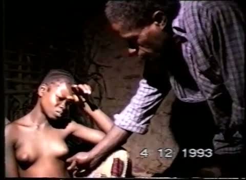 Chronique aka 1993, Motonga : Monduwa, devin-guérisseur pygmée : Consultation et divination d’une jeune fille cardiopathe