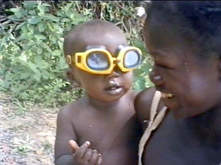 Chronique aka, avril 1987 : travail, jeux et toilettes d'enfants ngbaka au bord de l'Oubangui