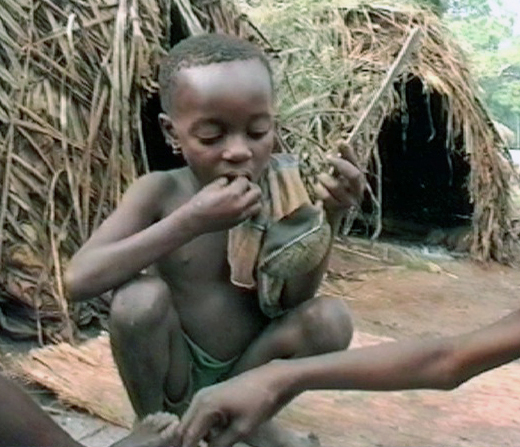 Chronique aka, décembre 1993 Zomia, Lobaye RCA : réveils et petits déjeuners des enfants à côté d’une mission catholique.