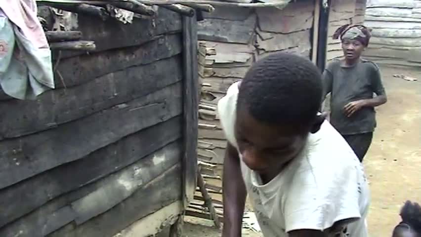 Chronique de Midouma 2007. Pressage de canne à sucre pour préparer le musungu, Midouma (Ogoué Lolo, Gabon)