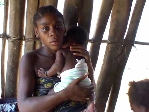 Chronique des Pygmées Babongo 2007 : deux bébés et la petite fille dont la mère est enceinte