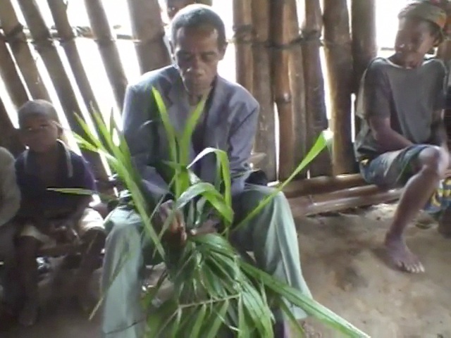 Chronique des pygmées babongo 2007: Fabrication en sifflotant d'un panier à feu et miel