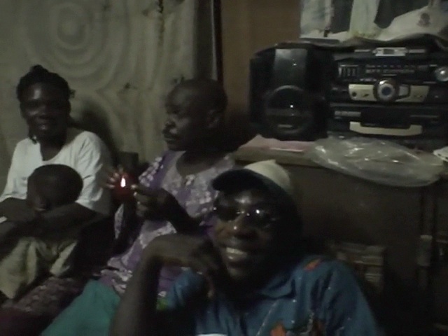 Chronique des pygmées babongo 2007 : Soirée de danse électrique