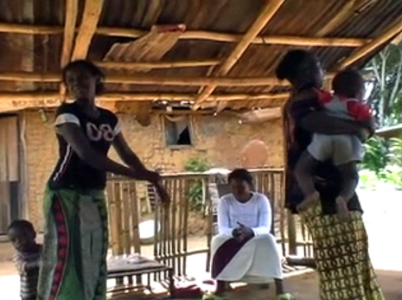 Chronique des Pygmées Babongo, avril - mai 2008
Le « temple du Shaolin » : chants d'origine initiatique des femmes avec leurs enfants, 8 avril 2008, Manamana