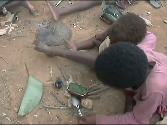 Chronique des Pygmées Bakoya 2006 : jeu de cuisine de feuilles de manioc