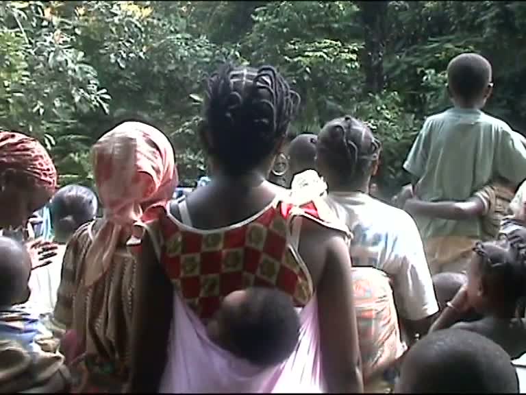 Chronique des Pygmées Bakoya 2006 : premiers baptêmes d'un pasteur pygmée