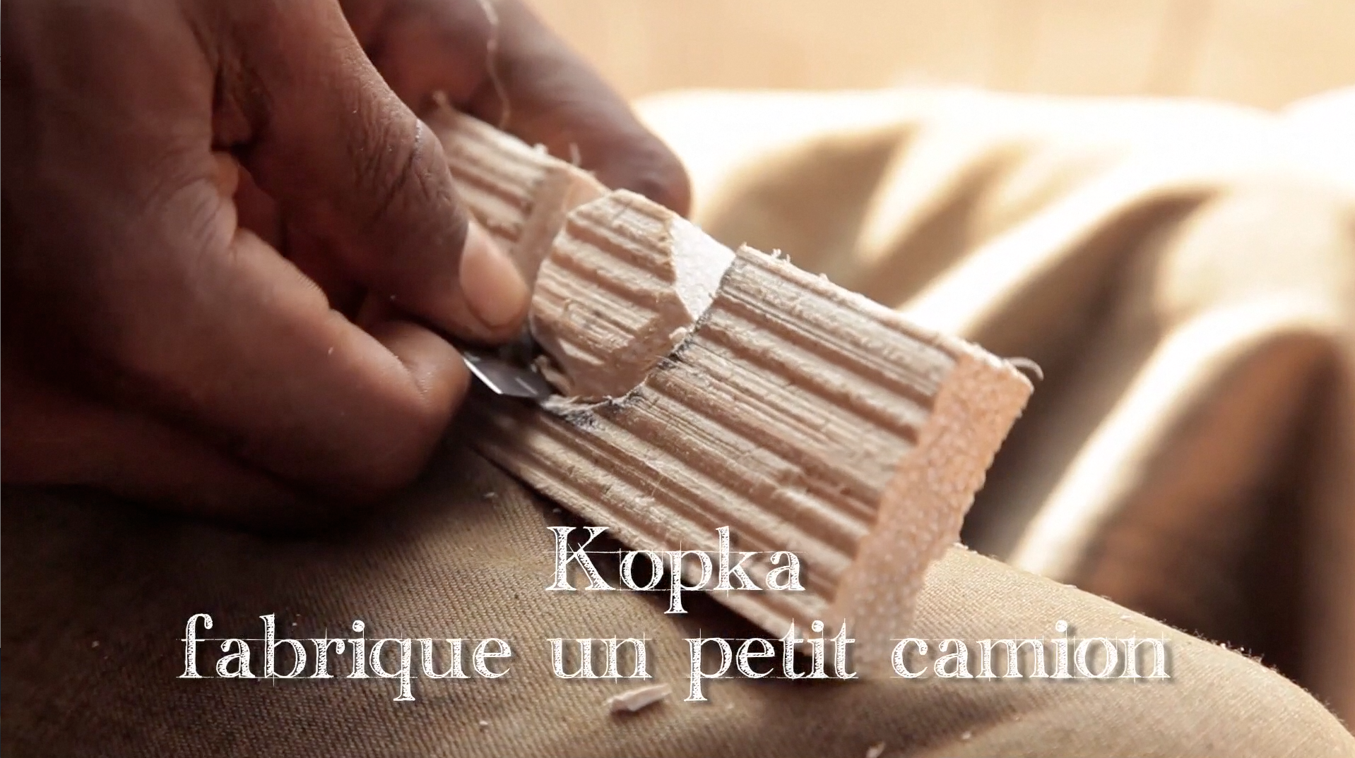 Chronique des Pygmées baka : fabrication d'un petit camion en palmes de raphia