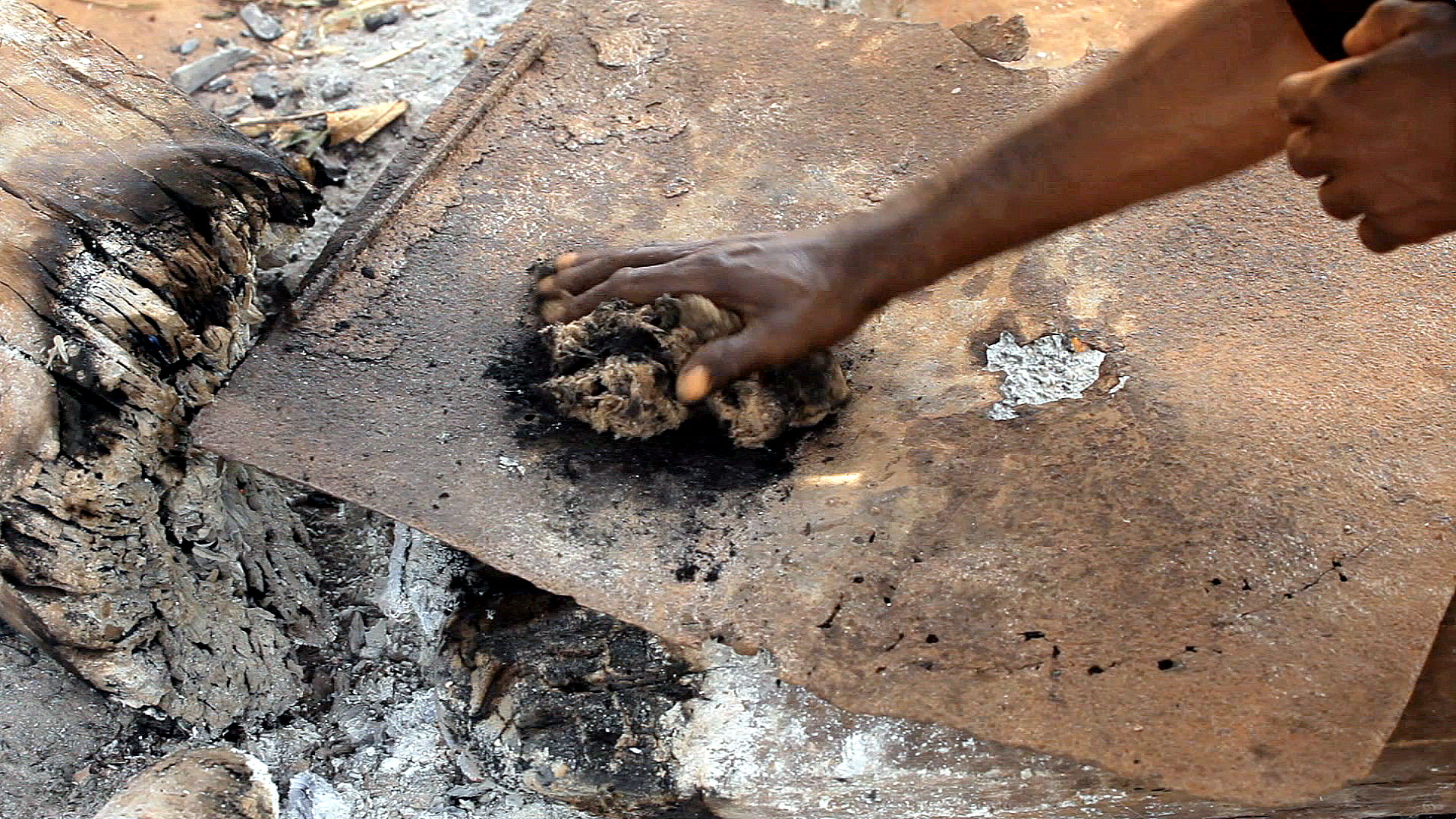 Chronique des Pygmées baka : Kalo prépare l'étoupe et le feu