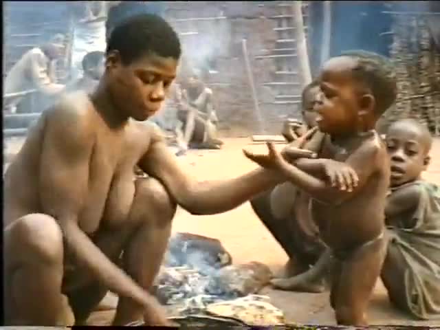 Chronique pygmée aka 1987 : toilette d'un garçon non sevré, janvier 1987, Kpéténié