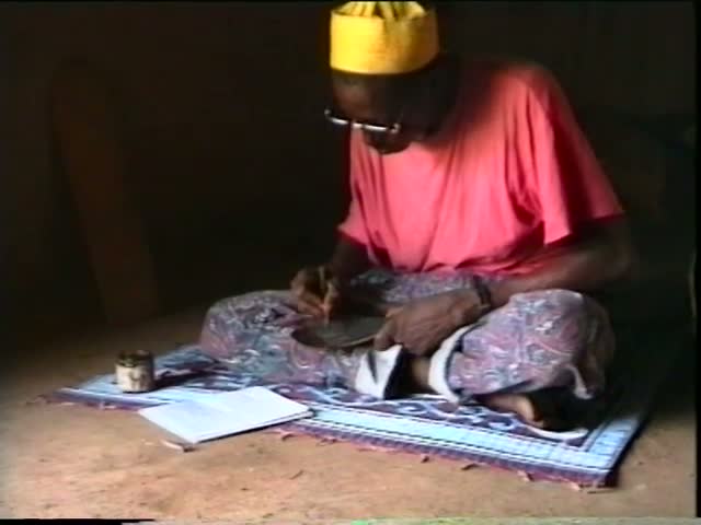 Écritures talismaniques sur une cuillère de ménage et phytothérapie pour soigner des maux de dents, Timba, Guinée