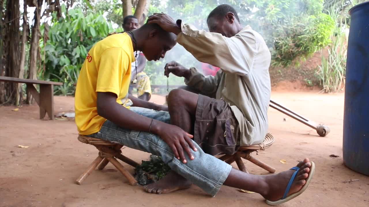 Guérir des visions nocturnes : pratique de  soin par un devin-guérisseur aka du village d'Enyelle,  Likouala, Congo