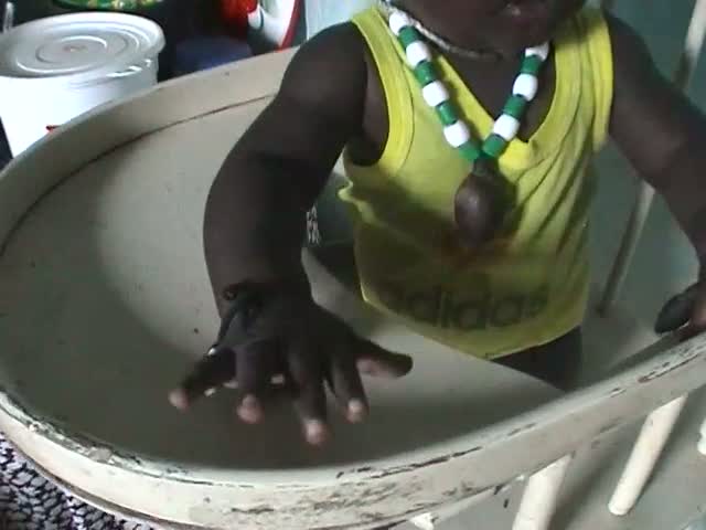 L'amulette de poignet du fils de Mariem Ndiaye, Malicka, Sénégal