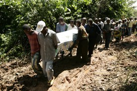 Marburg en Angola à Uige avril 2005 : funérailles de crise : le tailleur et les siens