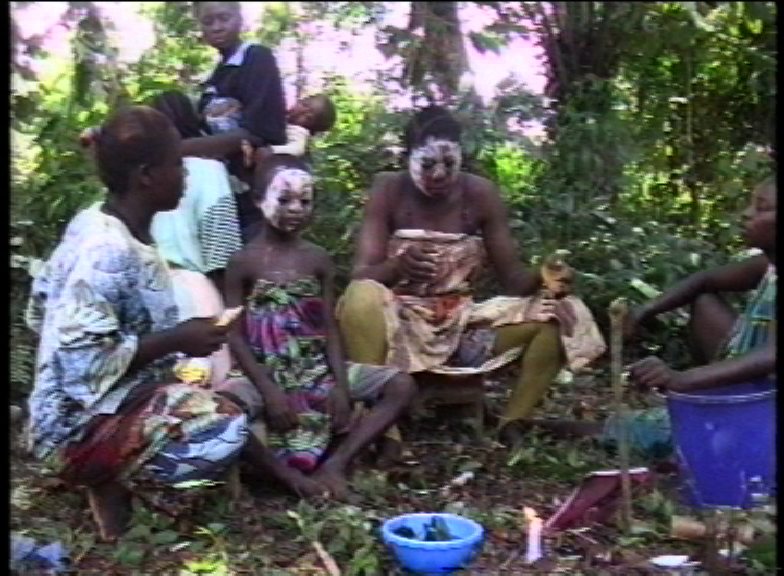 Mumbwiri, rite thérapeutique : initiation d’une femme et d’un enfant nzebi