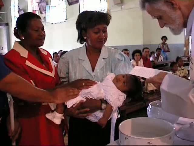 Naissances, gestes, objets et rituels. 
Baptême catholique à la Réunion