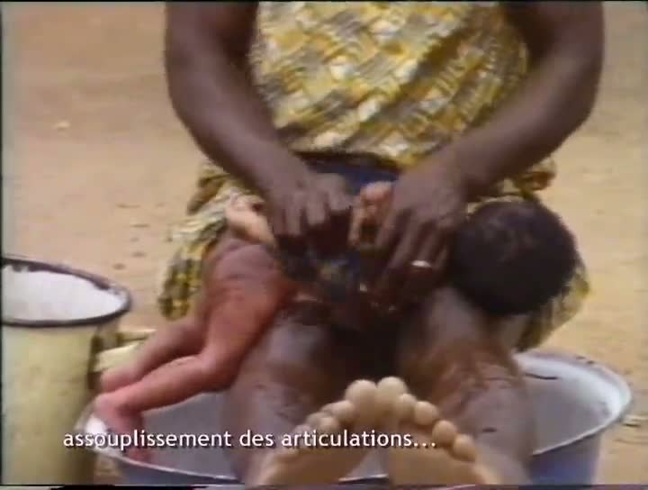 Naissances, gestes, objets et rituels. Côte d'Ivoire, 1991. 
Soins au nouveau-né chez les Gouros : le massage