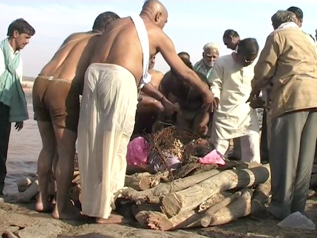 Rituel funéraire d’une femme Brâhmane sur les rives de la Narmada, Omkareshwar, Madhya Pradesh, Inde, Janvier 2005