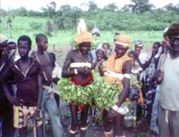 Sortie de masques agraires luguta et kore à Ibel, Sénégal Oriental. en 1983.