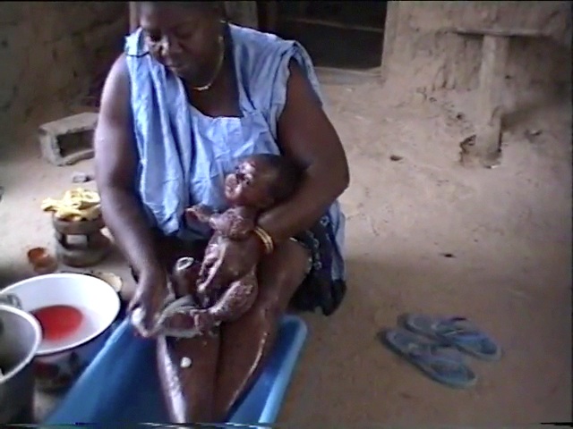 Toilette d’un bébé peul par une matrone de mère gurunsi