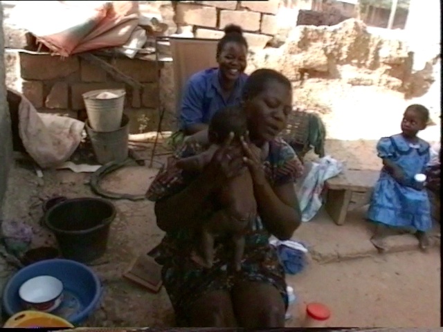 Toilette et lavement d’un enfant mossi du Burkina Faso