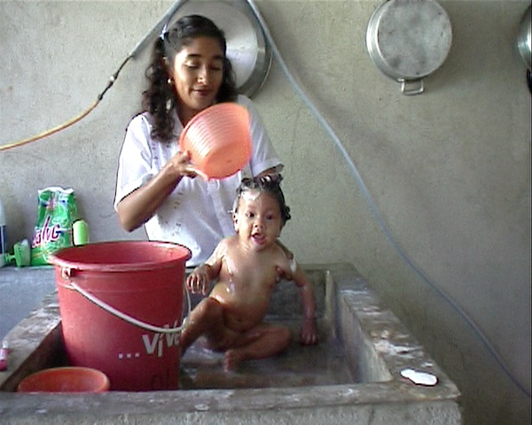 Toilettes d’enfants à Cuaji, Mexique : 
Extrait de : Toilette de Zitlali (6 mois et demi) par sa mère