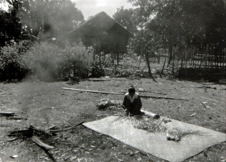 Tressage de nattes végétales (province de Preah-Vihear, Cambodge, 1969)