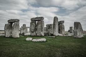 Écrire l'histoire de Stonehenge : narration historique et fiction romanesque (XIIe-XVe s.)